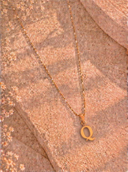 Colgante con inicial Q en oro