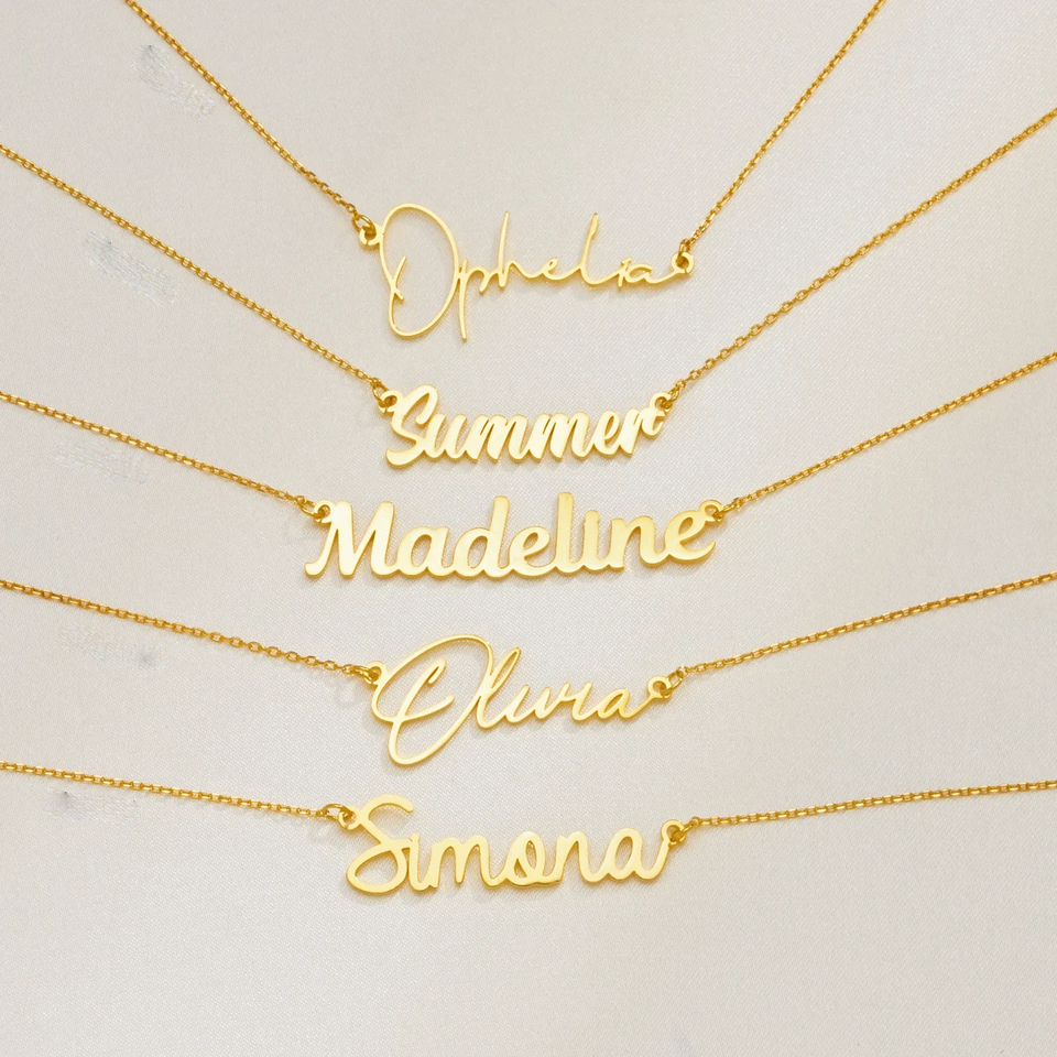 Collar con nombres en cursiva fina, cinco estilos de letra en oro