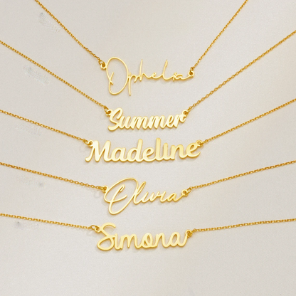 Collar con nombres en cursiva fina, cinco estilos de letra en oro