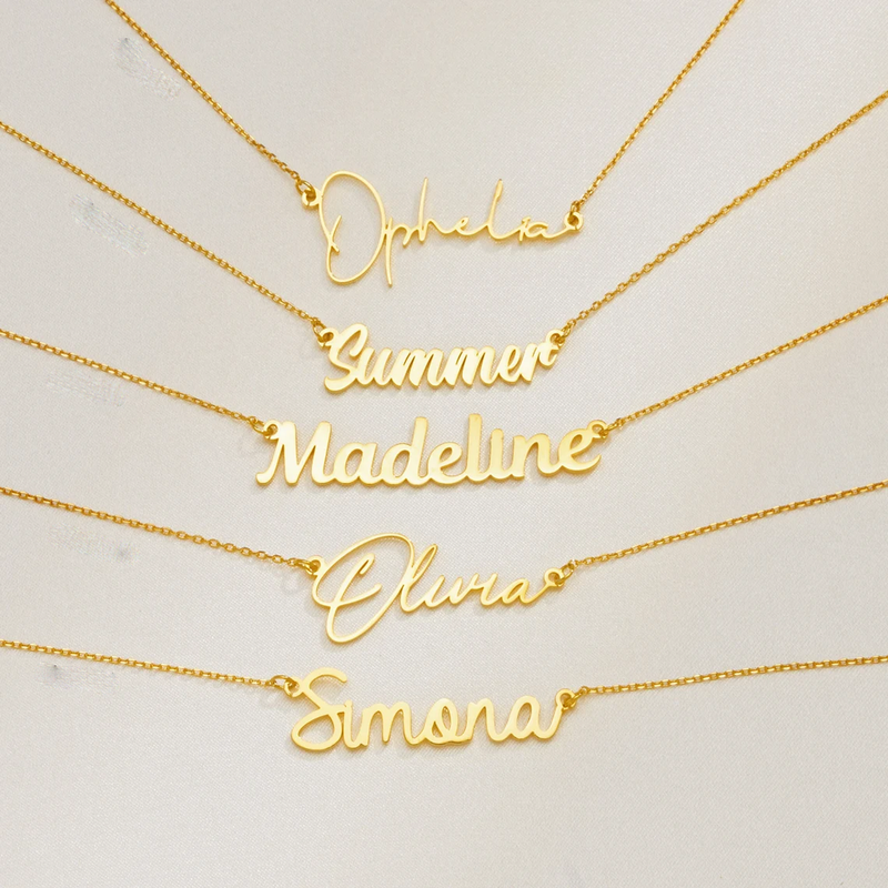 Collar con nombres en cursiva fina, cinco estilos de letra en oro