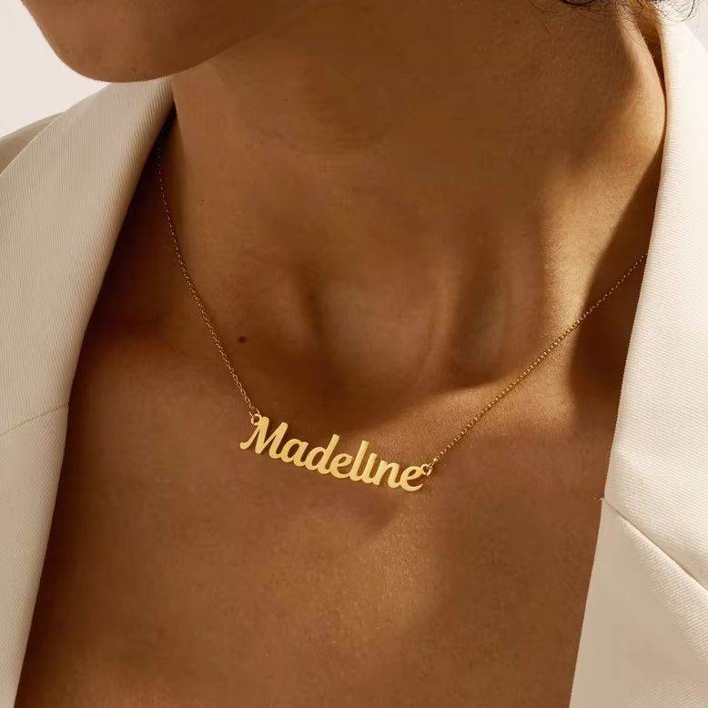 Collar con nombre en cursiva puesto, acabado oro