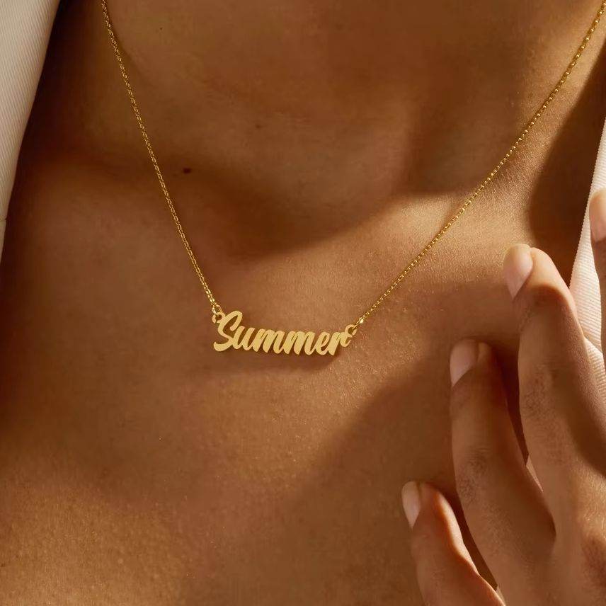 Collar con nombre en cursiva sobre el cuello